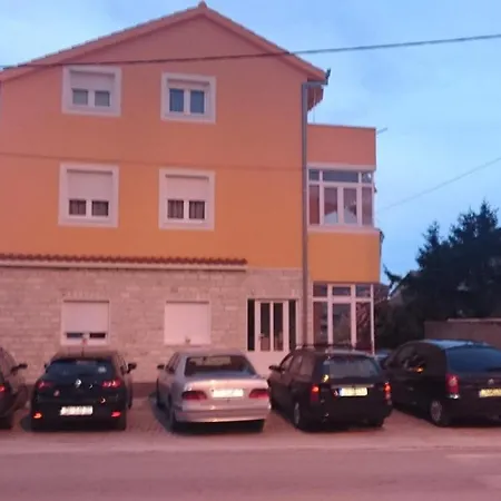 Apartment With A Parking Space Kastel Kambelovac, - 21645 *