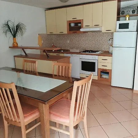 Apartment With A Parking Space Kastel Kambelovac, - 21645 *