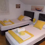 Apartman With Parking Space Kastel Kambelovac - - 21645