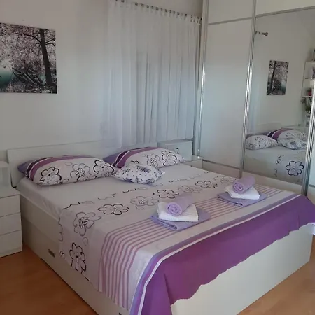 Apartment With A Parking Space Kastel Kambelovac, - 21645 *