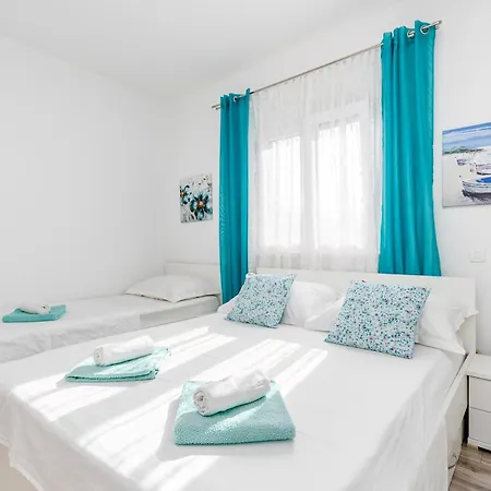 With Parking Space Kastel Kambelovac, - 21645 *