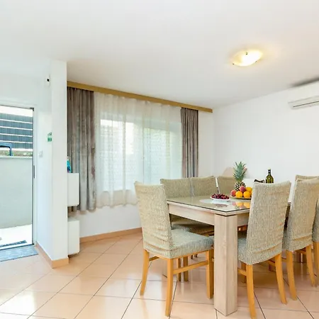 Apartman With Parking Space Kastel Kambelovac - - 21645