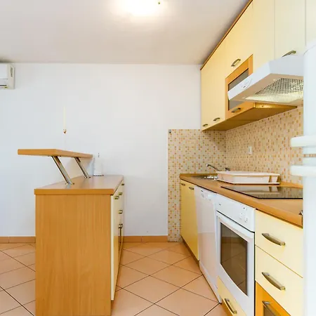 With Parking Space Kastel Kambelovac, - 21645 Apartmán *