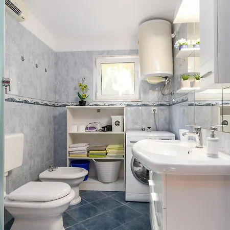 Apartmán With Parking Space Kastel Kambelovac, - 21645 *