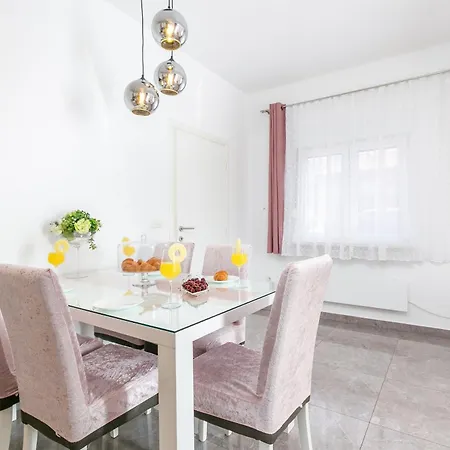 With Parking Space Kastel Kambelovac, - 21645 *