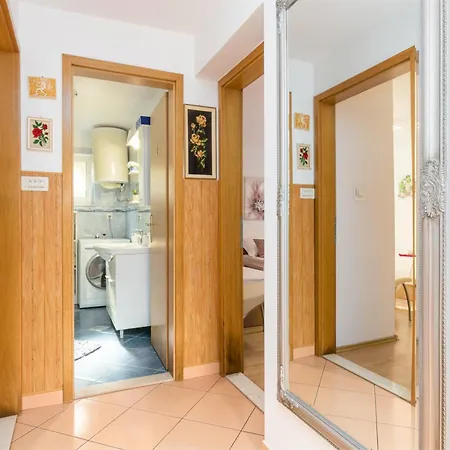 With Parking Space Kastel Kambelovac, - 21645 Apartmán