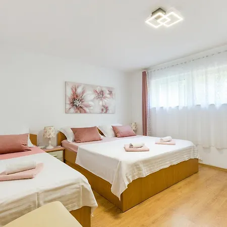Apartman With Parking Space Kastel Kambelovac - - 21645