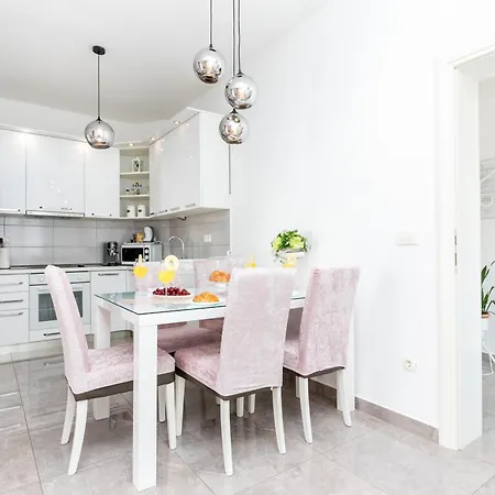 With Parking Space Kastel Kambelovac - - 21645 Apartman *