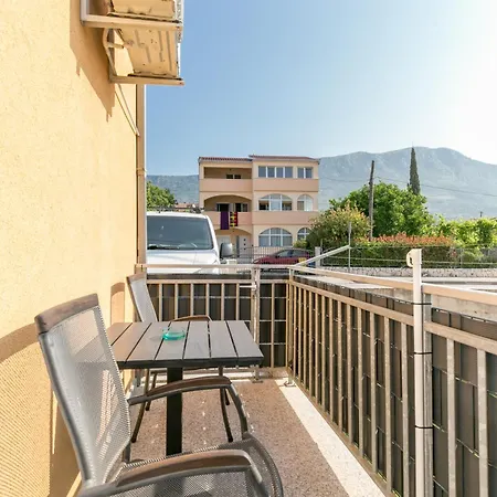 With Parking Space Kastel Kambelovac, - 21645 Apartmán *