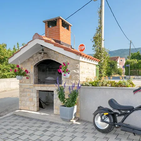 With Parking Space Kastel Kambelovac - - 21645 Apartman *
